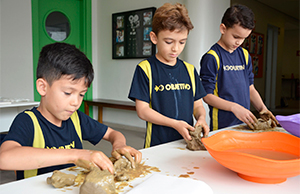 Alunos do 1º ano do Ensino Fundamental exercitam a criatividade modelando peças com argila