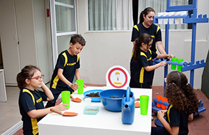 Cheirar, observar, ouvir e tocar: oficina sensorial estimula as descobertas dos alunos do 2º ano