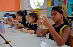 Hoje tem aula de Movimento no 1º ano! Crianças exercitam a coordenação motora fina e a concentração