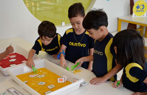 No meio da areia, uma descoberta! Alunos do Infantil 4 exploram o mundo letrado com o próprio nome