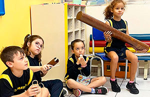 Aula de Música: crianças criam suas próprias composições explorando os sons